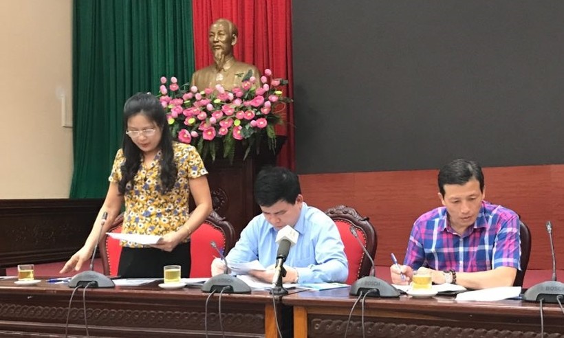 Phó Chủ tịch UBND huyện Ứng Hòa – Hoàng Thị Vân Anh thông tin tại buổi giao ban báo chí.