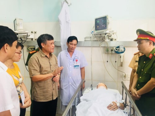 Phó Chủ tịch UBND thành phố Hải Phòng đến Bệnh viện Hữu nghị Việt Tiệp thăm hỏi và động viên gia đình anh Quý.