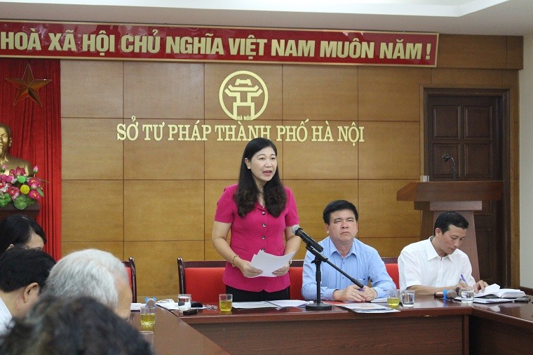 Bà Nguyễn Lan Hương - Chủ tịch UB MTTQ Việt Nam TP Hà Nội thông tin tại buổi giao ban báo chí.