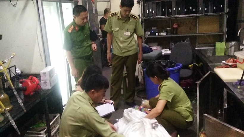 Lực lượng chức năng kiểm tra hoạt động các quán Bar trên địa bàn quận Hoàn Kiếm.