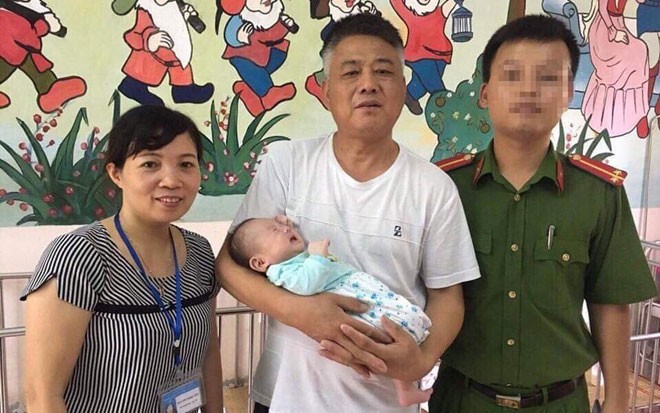 Công an thành phố Hà Nội trao trả trẻ sơ sinh được đẻ thuê, nhập cảnh trái phép vào Việt Nam.