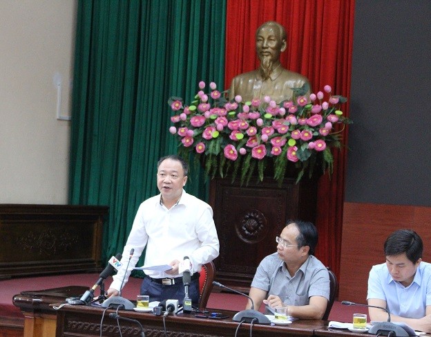 Phó Chủ tịch UBND quận Tây Hồ Nguyễn Lê Hoàng thông tin tại buổi giao ban báo chí.