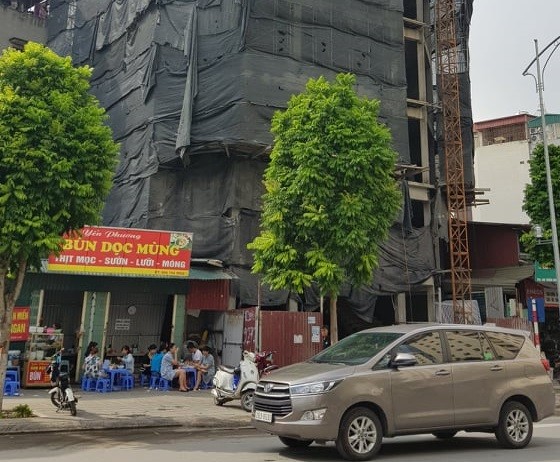 Công trình cạnh số 68 đường Trần Đăng Ninh (phường Dịch Vọng) có dấu hiện sai phép.