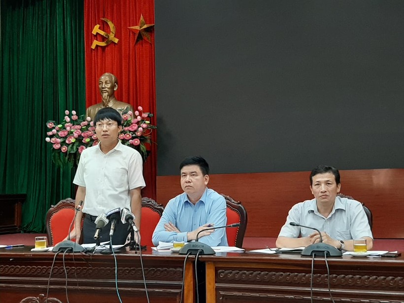 Ông Trần Việt Hà - Phó Chủ tịch UBND quận Cầu Giấy thông tin tại buổi giao ban báo chí.