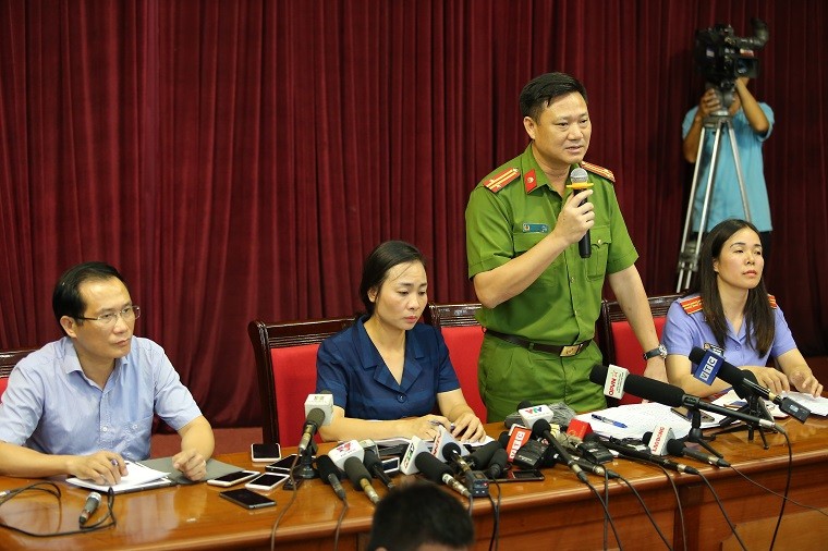 Ông Trần Văn Hóa - Phó Trưởng Công an quận Cầu Giấy, Thủ trưởng cơ quan điều tra thông tin với báo chí.
