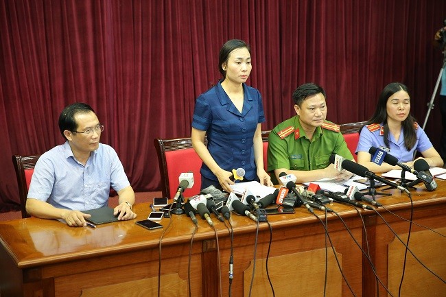 Bà Phan Thị Thu Hà - Chánh văn phòng HĐND, UBND quận Cầu Giấy thông tin với báo chí.