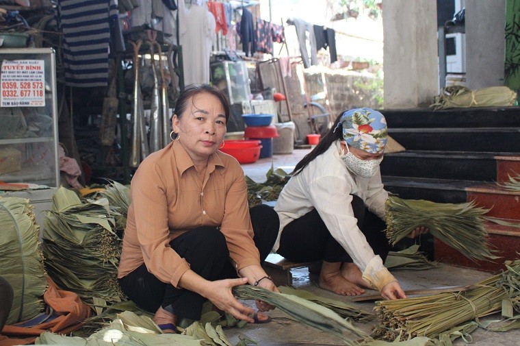 Chị Đặng Thị Triệu (bên trái) chủ cơ sở kinh doanh lá tre xuất khẩu thôn Đồng Chiêm.