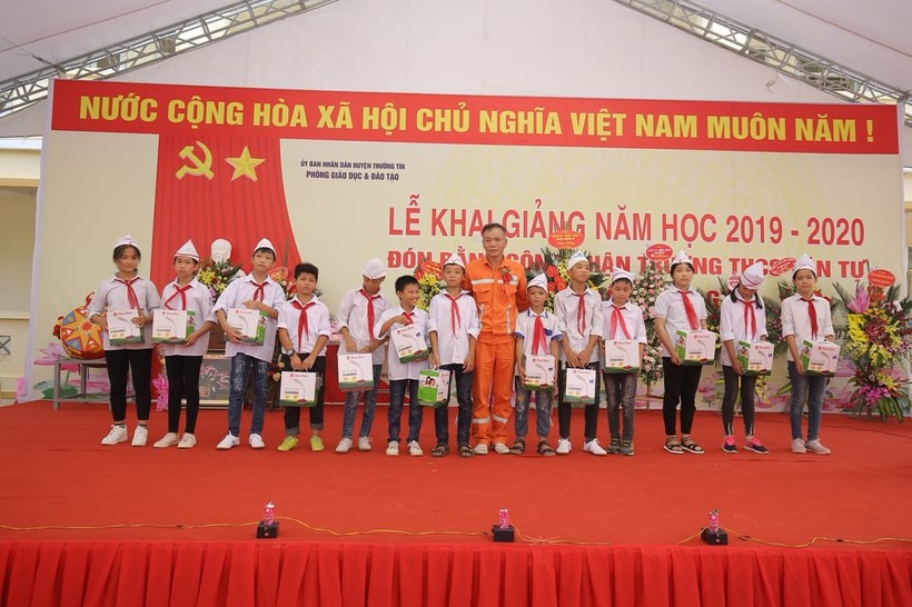 Đội quản lý điện số 1 - Công ty điện lực Thường Tín (Hà Nội) đã trao tặng hơn 30 suất quà tới các em HS nhân dịp khai giảng năm học mới.
