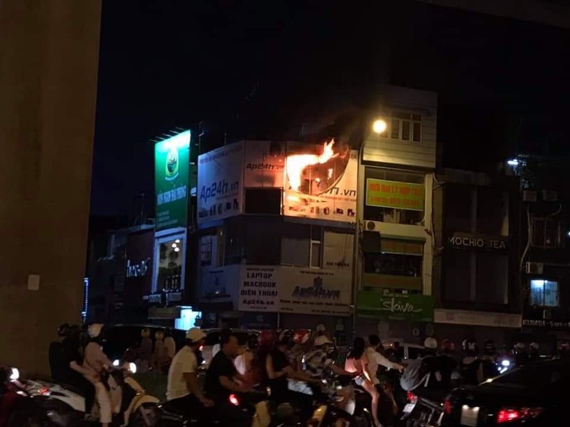 Hiện trường vụ cháy trên phố Thái Hà tối 13/9.