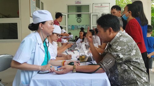Người dân khám sức khỏe tại trạm y tế phường Hạ Đình sau khuyến cáo của TP Hà Nội.