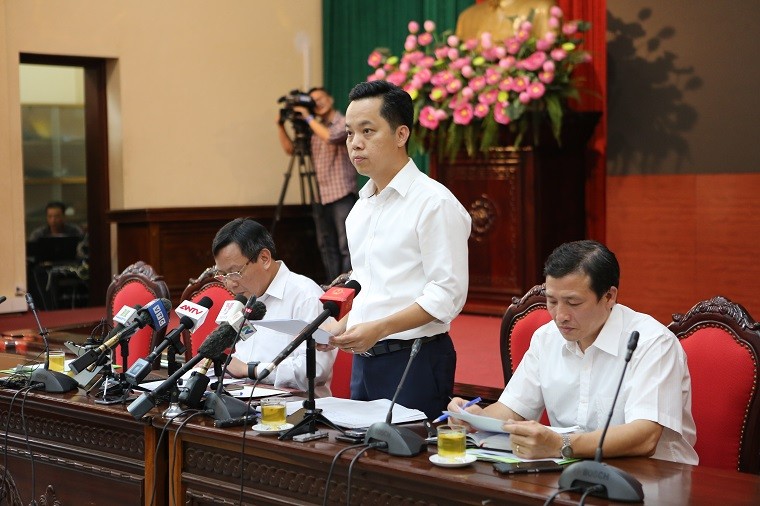 Chánh Văn phòng UBND TP Hà Nội Vũ Đăng Định thông tin tại buổi giao  ban báo chí.