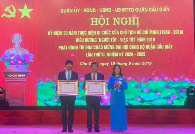 Nguyên Phó Chủ tịch HĐND quận Cầu Giấy Trần Độ và Phó Chủ tịch UBND quận Cầu Giấy Trần Việt Hà được nhận bằng khen của Thủ tướng Chính phủ.