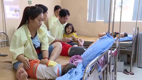 Trẻ được điều trị tại Trung tâm y tế huyện Cẩm Khê.