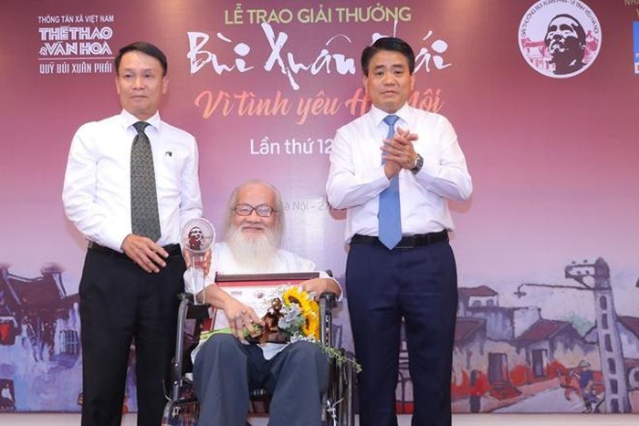Nhà giáo ưu tú Nguyễn Thừa Hỷ nhận Giải thưởng Lớn - Vì tình yêu Hà Nội.