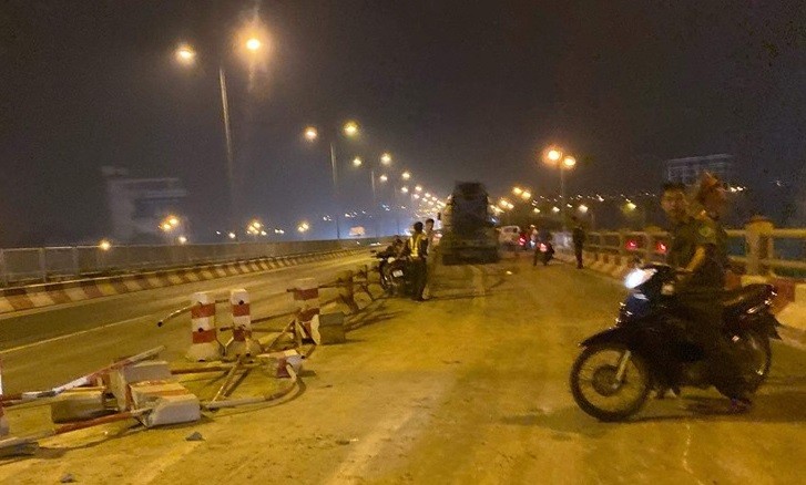 Khu vực tai nạn trên đường dẫn cầu Thanh Trì.