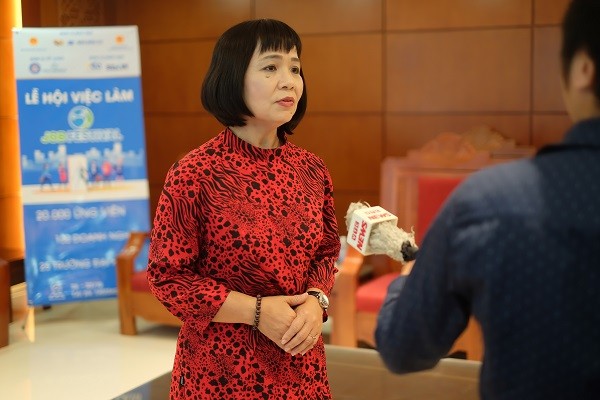 PGS.TS Nguyễn Thị Bích Loan - Phó Hiệu Trưởng Đại học Thương Mại chia sẻ với báo chí.