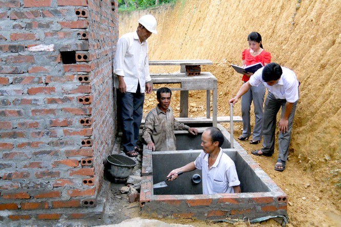 Người dân xã Kim Bình (huyện Chiêm Hóa, Tuyên Quang) xây nhà tiêu tự hoại hợp vệ sinh (Ảnh: Báo Tuyên Quang).