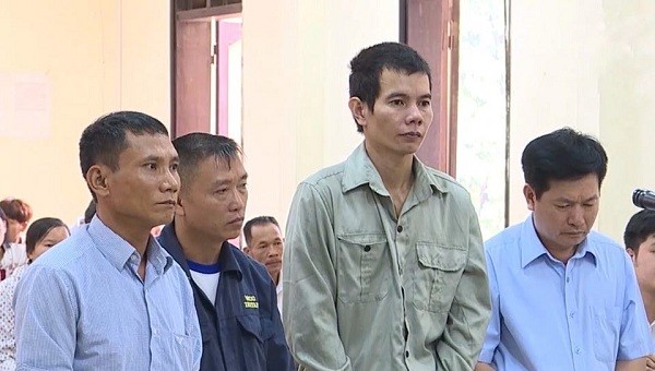 Đối tượng Nguyễn Thành Nam (thứ 2 từ bên phải sang) tại phiên tòa.
