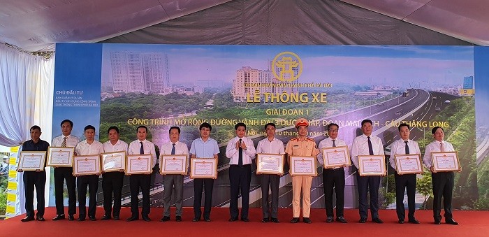 Chủ tịch UBND TP Nguyễn Đức Chung tặng bằng khen của UBND TP cho các cá nhân, tập thể có thành tích xuất sắc.