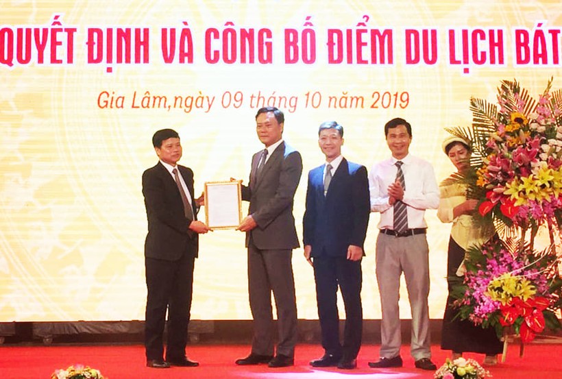 Phó Chủ tịch UBND thành phố Ngô Văn Quý trao quyết định công bố điểm du lịch Bát Tràng.