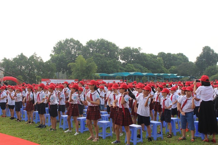 Đồng diễn điệu nhảy rửa tay với xà phòng của 2.500 học sinh, sinh viên.