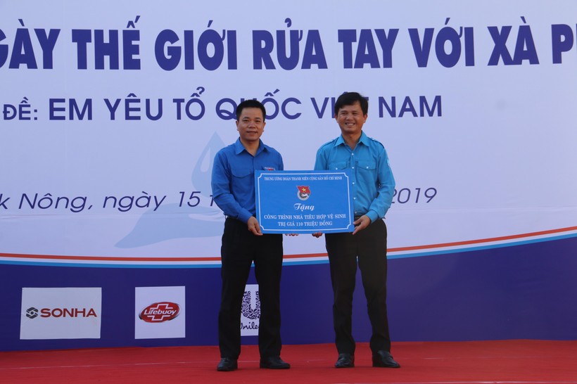 Trung ương Đoàn trao tặng bảng tượng trưng công trình Nhà tiêu hợp vệ sinh cho Tỉnh đoàn Đắk Nông.