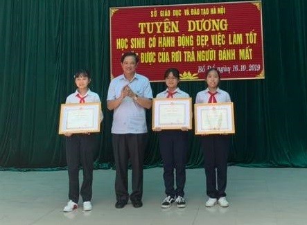 Phó Giám đốc Sở GD&ĐT Hà Nội Phạm Xuân Tiến trao tặng giấy khen cho các em học sinh.