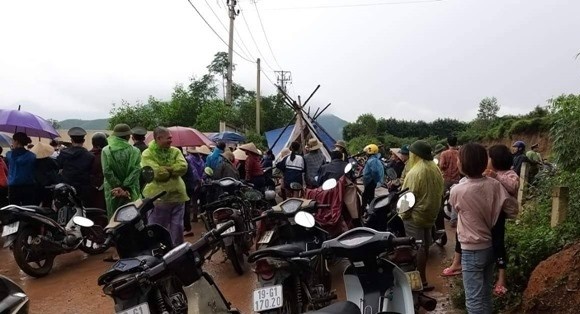 Người dân xã Đồng Lương "quây" trại gà của Công ty TNHH MTV Gia cầm Hòa Phát (Phú Thọ) cho rằng công ty này gây ô nhiễm.