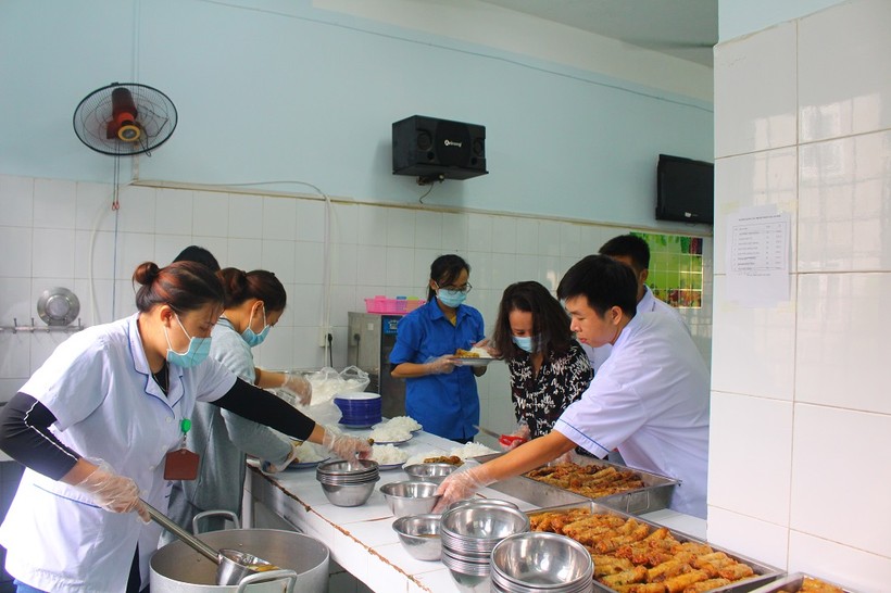 Các thành viên đoàn viên, thanh niên, cán bộ Bệnh viện TT Hà Nội chuẩn bị bữa ăn cho bệnh nhân.