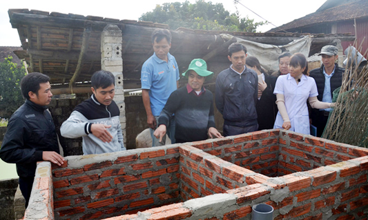 Tham quan thực tế, học hỏi kỹ thuật xây nhà tiêu hợp vệ sinh mẫu tại xã Thanh Yên, huyện Ðiện Biên.