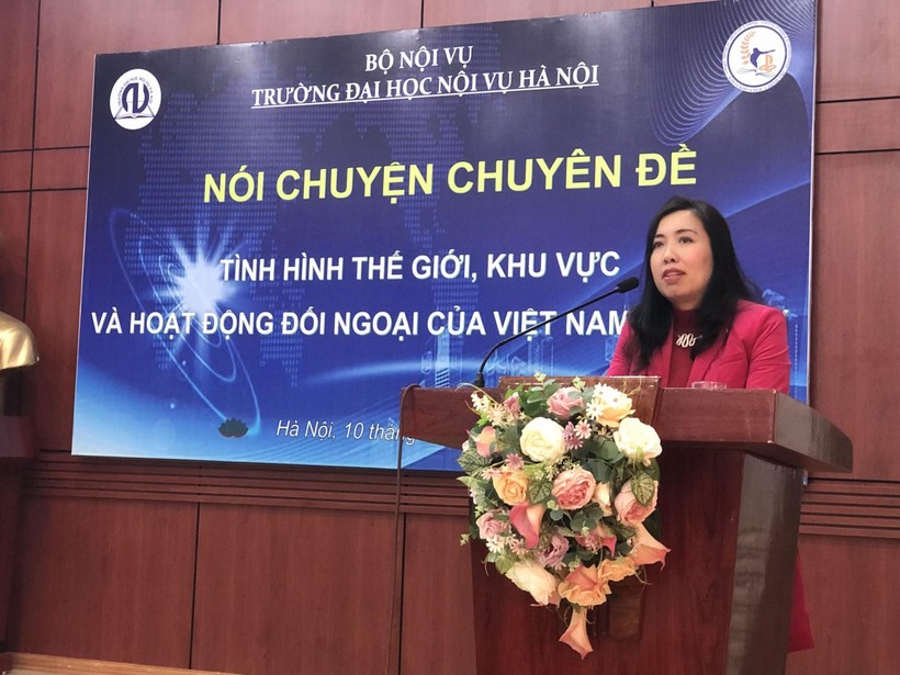Diễn giả Lê Thị Thu Hằng tại buổi nói chuyện chuyên đề.