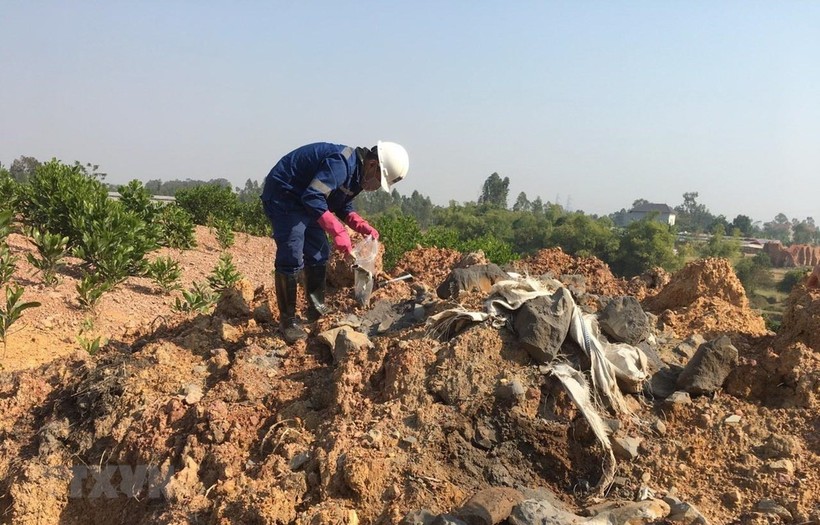 Chủ tịch UBND thành phố Hà Nội giao cảnh sát môi trường xác minh, xử lý vụ đổ chất thải.