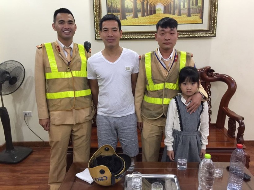 Gia đình cháu Linh đã rất cảm động trước hành động đẹp của cán bộ, chiến sĩ đội CSGT số 1. 