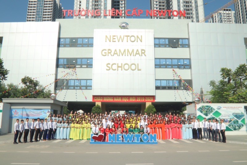 Ảnh tập thể Trường Liên cấp Newton (Cấp TH-THCS-THPT) cô Thạc Thị Mai Hương – Hiệu trưởng Tiểu học (mặc áo xanh).
