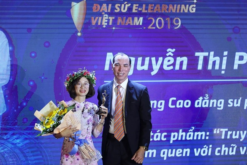 Phó Cục trưởng Cục Nhà giáo và Cán bộ Quản lý (Bộ GD&ĐT) Đặng Văn Bình trao giải cho cô Nguyễn Thị Phương – giáo viên trường Cao đẳng sư phạm Trung ương đã xuất sắc trở thành Đại sứ E-Learning Việt Nam 2019. 
