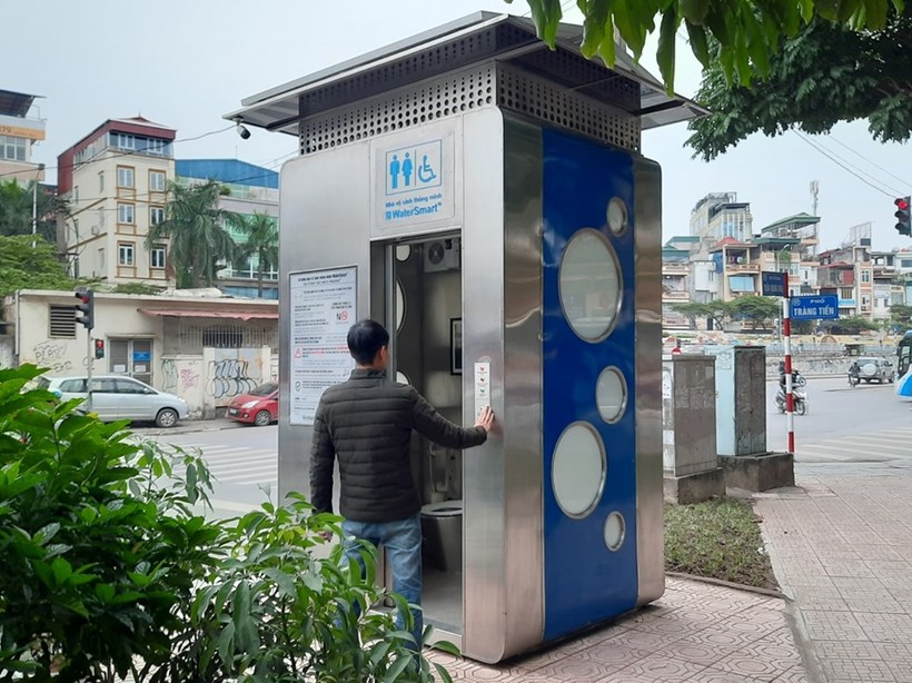 Nhà vệ sinh công cộng thông minh (ToiletSmartPublic) tại vườn hoa Bác Cổ, quận Hoàn Kiếm.