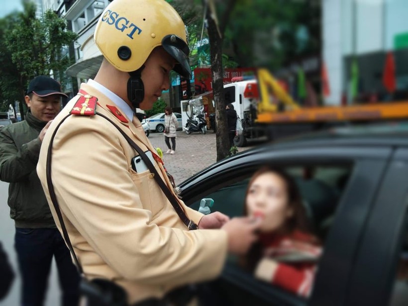 Hà Nội: Nữ lái xe thổi nồng độ cồn xong còn dặn CSGT lau hộ son môi