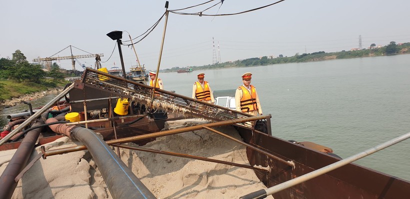 Hà Nội: Phạt gần 55 triệu đồng 1 lái tàu khai thác cát trái phép trên sông Hồng