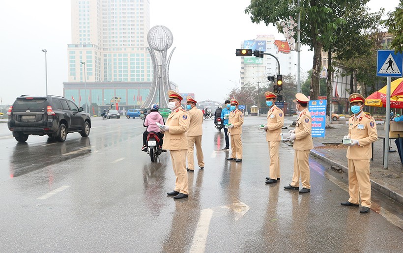 CSGT Phú Thọ phát 2.000 khẩu trang y tế miễn phí cho người dân
