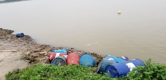 Hà Nội: Phát hiện thêm thùng phuy nghi có chất thải nguy hại dưới sông Hồng