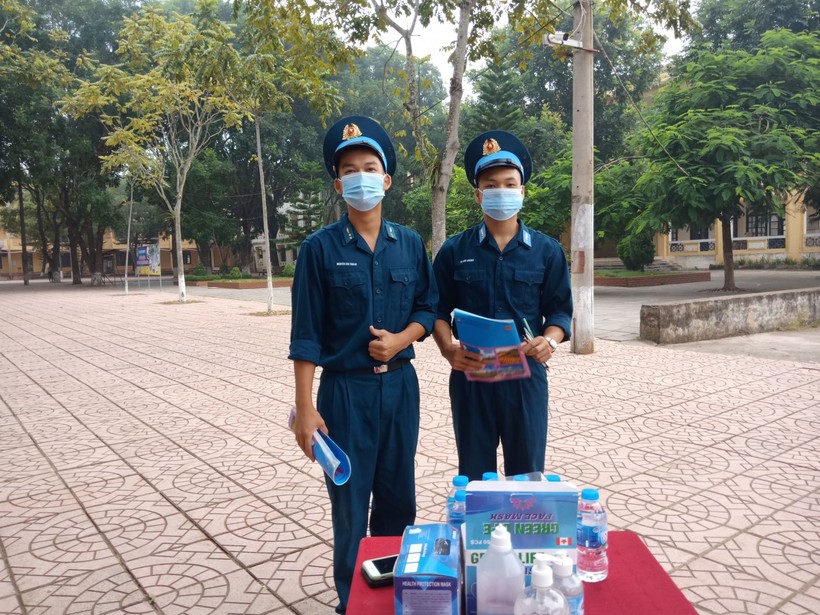 Hai thí sinh Vũ Duy Khánh và Nguyễn Chí Thanh tại điểm thi.