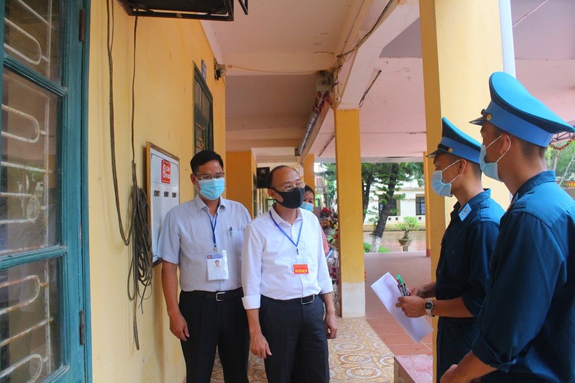 Ông Trần Tuấn Nam - Giám đốc Sở GD&ĐT Bắc Giang động viên thí sinh tại điểm thi.