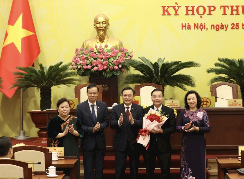 Thường trực Thành ủy Hà Nội chúc mừng tân Chủ tịch UBND TP Hà Nội Chu Ngọc Anh. Ảnh: Phú Khánh.