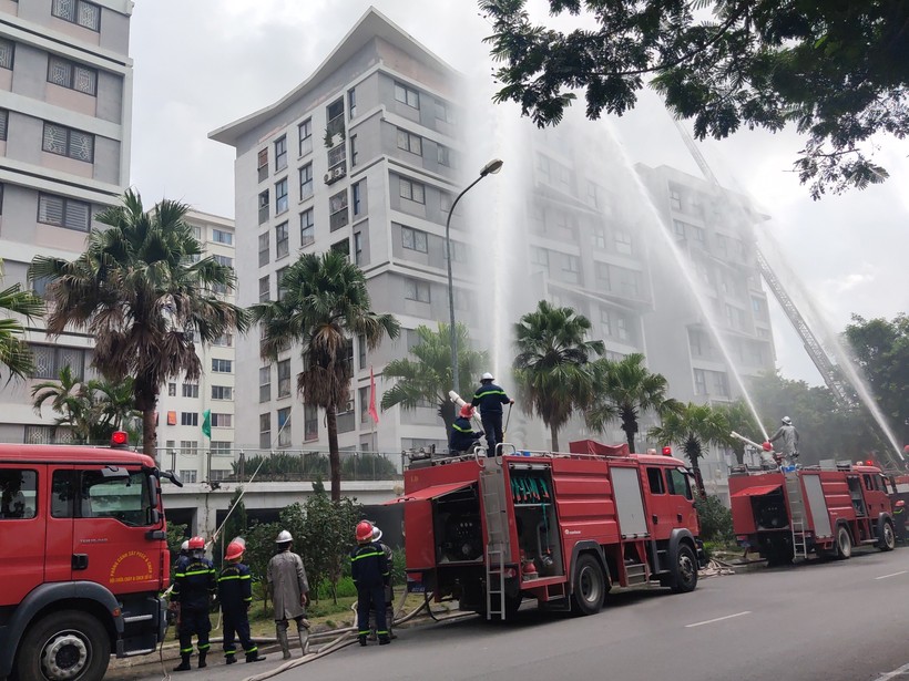 Lực lượng chức năng phun nước dập tắt đám cháy.