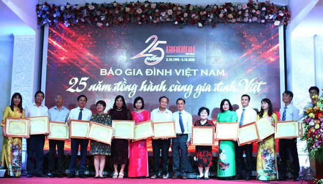 PGS.TS Phạm Bá Nhất - Chủ tịch Hội Kế hoạch hóa gia đình Việt Nam trao bằng khen cho tập thể và các cá nhân tại lễ kỷ niệm.