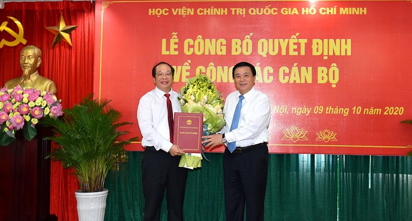 GS,TS Nguyễn Xuân Thắng trao quyết định giao Quyền Giám đốc Học viện Báo chí và Tuyên truyền cho PGS.TS Lưu Văn An.