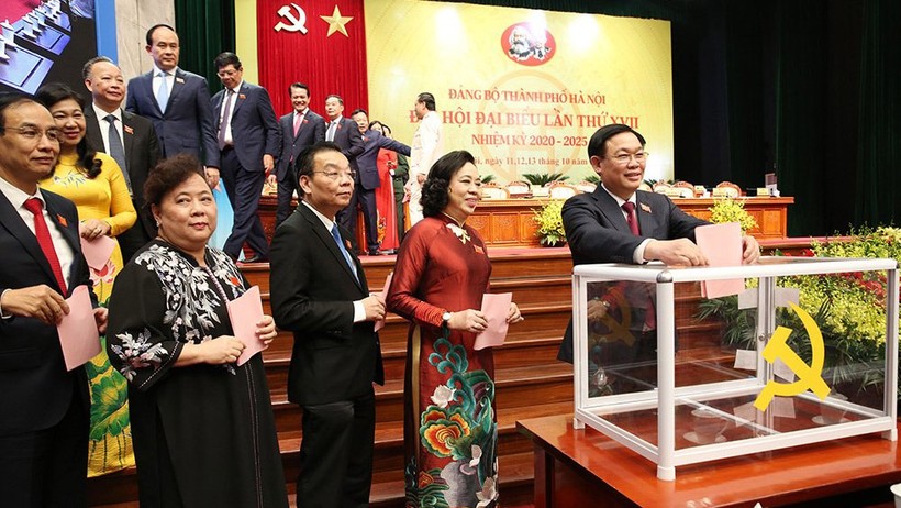 Các đại biểu bỏ phiếu bầu Ban Chấp hành Đảng bộ thành phố Hà Nội khóa XVII.