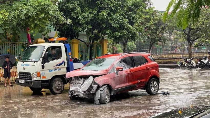 Chiếc xe ô tô hư hỏng phần đầu sau  khi lao vào khu vực cổng trường Mầm non Trung Hòa.