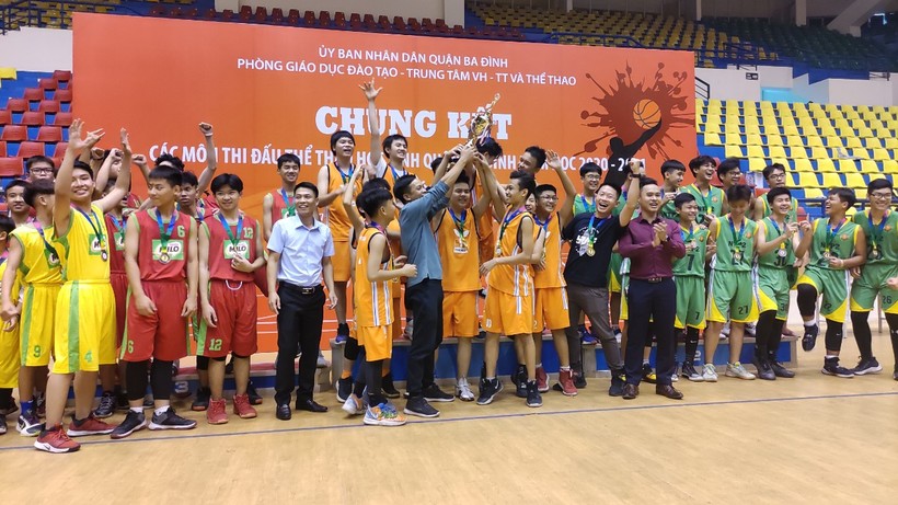 Đội Trường Thực nghiệm xuất sắc giành quán quân của giải bóng rổ.