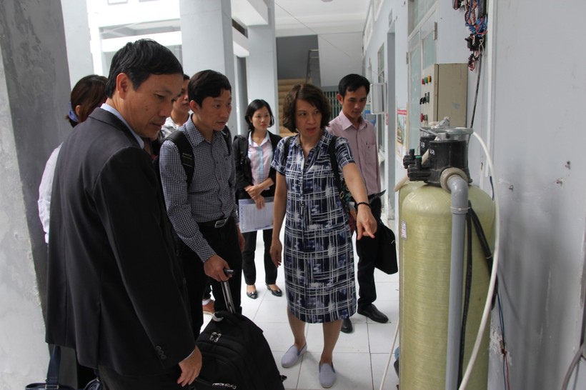 Đoàn công tác Cục Quản lý Môi trường y tế kiểm tra hệ thống lọc nước R0 do WHO tài trợ tại quẩn đảo Nam Du, Kiên Hải